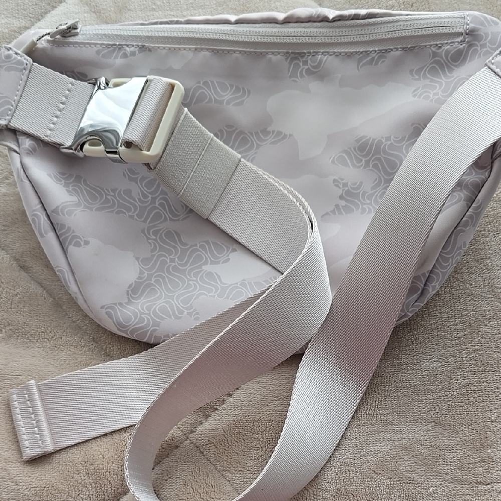 Lululemon athletica White Camo Belt Bag - Picture 4 of 4